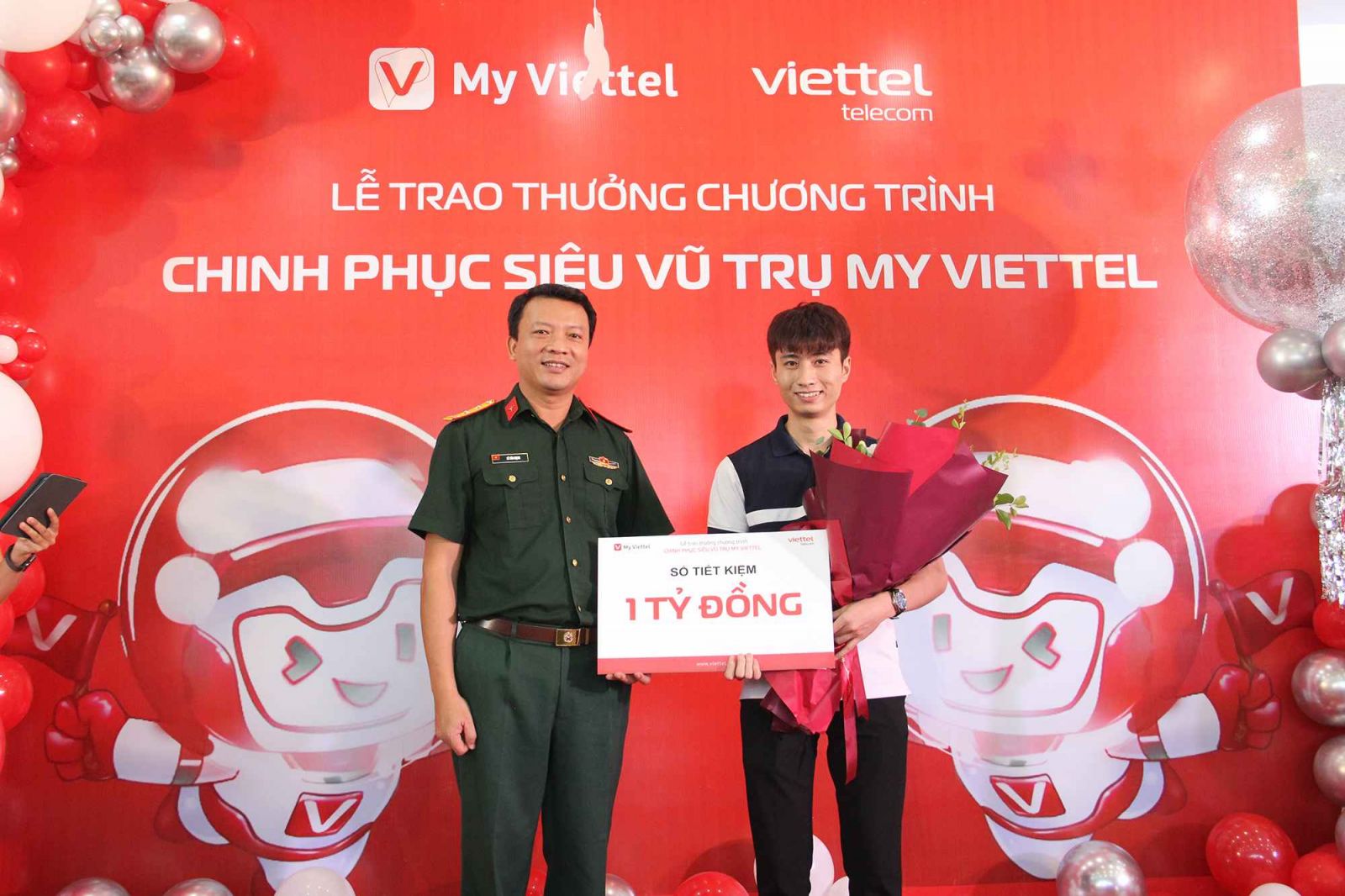 Trao giải cho KH trúng 1 tỷ đồng từ chương trình chinh phục siêu vũ trụ My Viettel