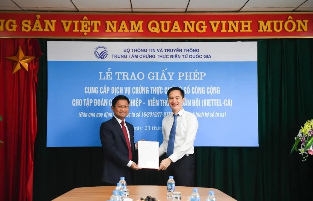 Ông Phan Hoàng Việt - Phó Tổng Giám đốc Viettel Telecom nhận giấy phép cung cấp dịch vụ chứng thực chữ ký số công cộng theo mô hình ký số từ xa